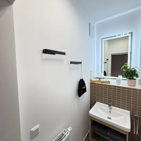Liv - Zentrale Citywohnung - 2 Schlafzimmer - 4 Betten - Kueche - Ideal Fuer Familien *